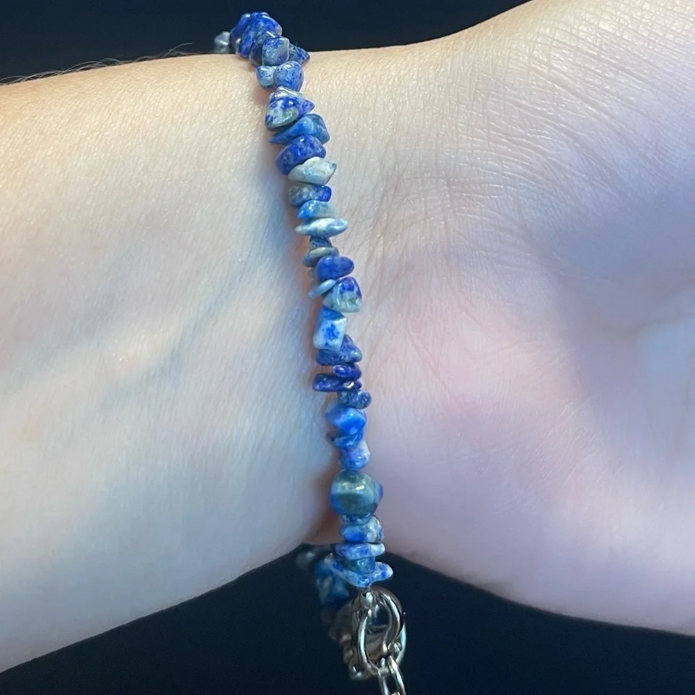 Lápis lazuli chip silver tone bracelet